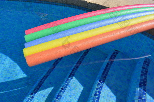 色彩鲜艳的泳池面和<strong>游泳</strong>池，有复印空间。有趣、多彩、<strong>夏日</strong>氛围。