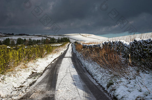 在一个寒冷的冬天早晨，英格兰北部结冰的乡村道路。