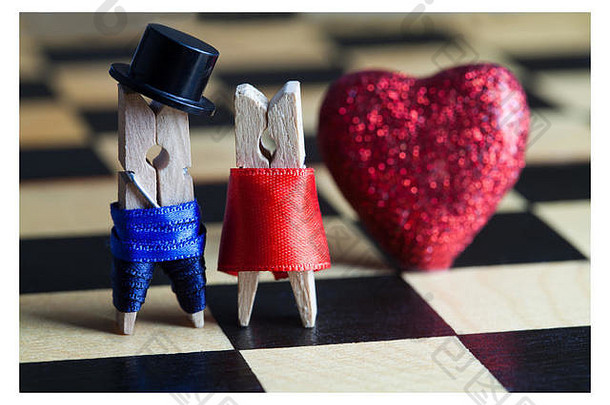 爱概念夹浪漫的夫妇婚礼情人节一天男人。女人绅士黑色的他女人红色的红色的心背景软焦点平铺的国际象棋董事会背景复古的风格