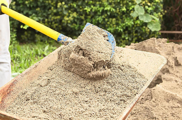 用铲子捡沙子