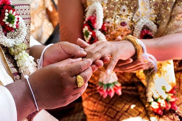 在<strong>泰国</strong>亚索顿乡村的怀旧之家，<strong>泰国</strong>新娘和新郎在婚礼上戴着<strong>泰国</strong>风格的结婚戒指