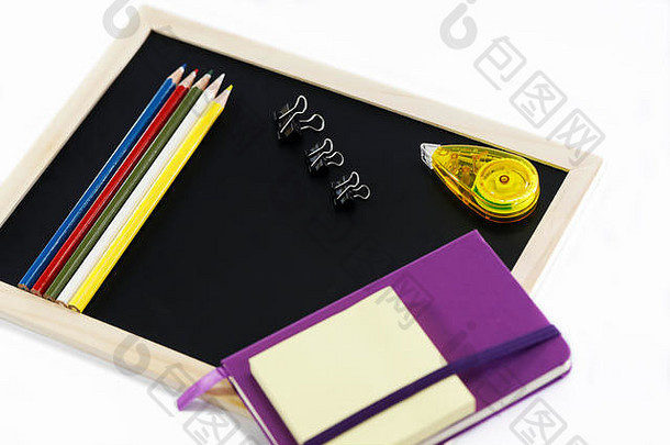笔记本，黑板，纸刀，荧光笔，彩色铅笔，修正笔，活页夹，卷笔刀，白色背景上的记忆笔记