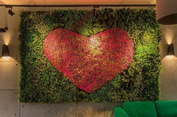 浪漫的室内咖啡馆绿色生活墙心