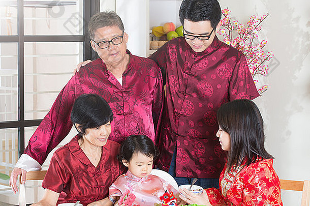 亚洲家庭庆祝中国新年
