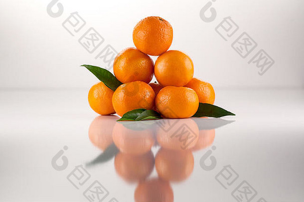 在白色表面上收集橙色成熟的柑桔，并在其上有很好的反射