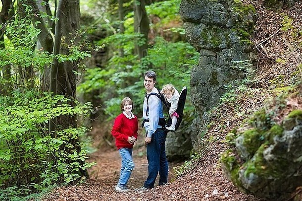 年轻的活跃的父亲徒步旅行美丽的秋天悬崖森林景观学校年龄儿子婴儿女儿坐着