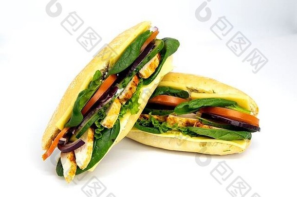 意大利西巴塔帕尼尼三明治配鸡肉、奶酪、西红柿、鳄梨、生菜。在白色背景上隔离