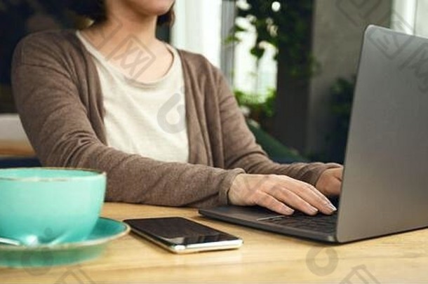 认不出来女人坐着互联网咖啡馆移动PC