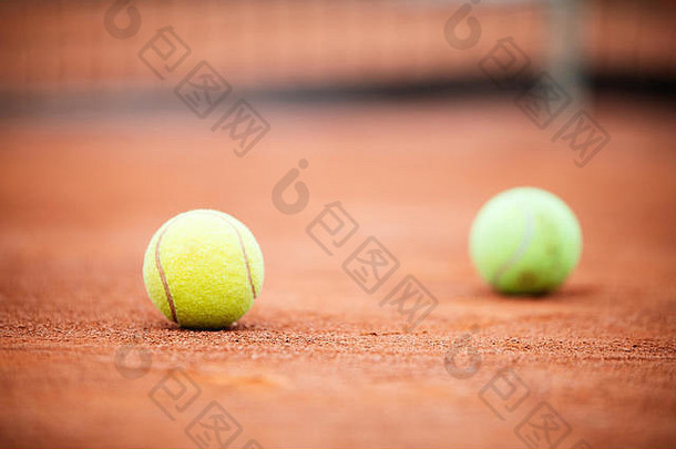 红土球场上网球的特写镜头/网球
