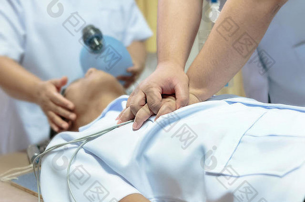 CPR培训，医生和护士对患者进行复苏。
