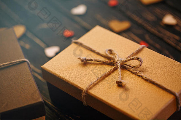棕色（的）礼物盒子木背景弓简单的绳子木背胶