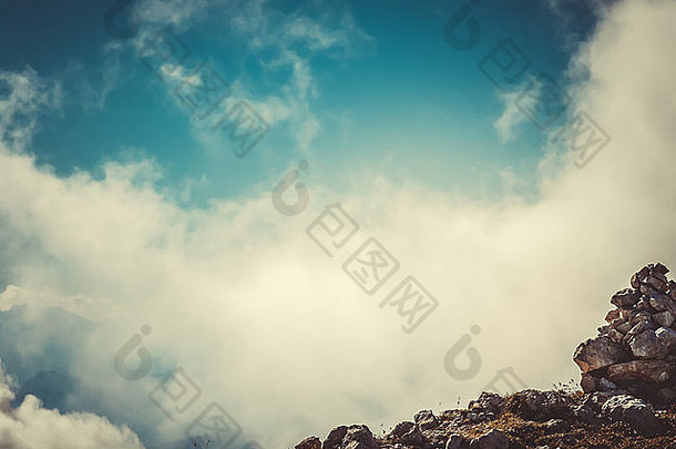 天空云山<strong>峰会</strong>石头徒步旅行路线神秘的多雾的风景<strong>背景</strong>空中视图