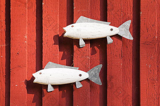 斯堪的纳维亚木制装饰，<strong>红楼</strong>墙上有白色的鱼