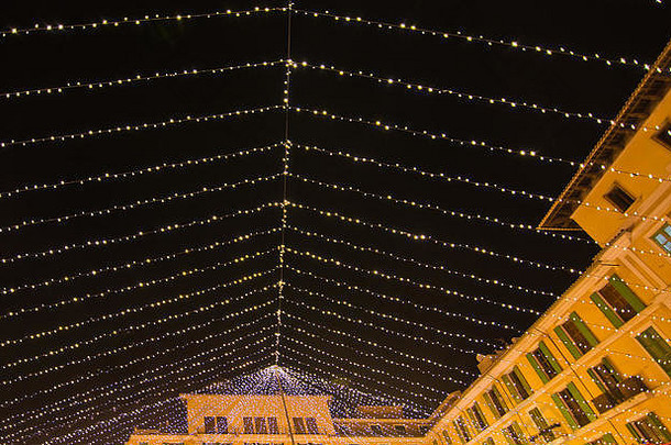 西班牙巴利阿里群岛帕尔马德马洛卡市市长广场圣诞市场装饰和黑色夜空。