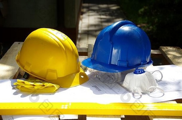 黄色和蓝色防护头盔。个人防护装备。施工现场的安全。