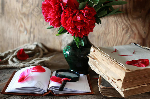木桌上的旧书花