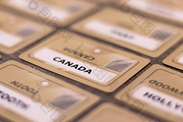 纸卡上的加拿大字，背景模糊的孤立字。浅景深
