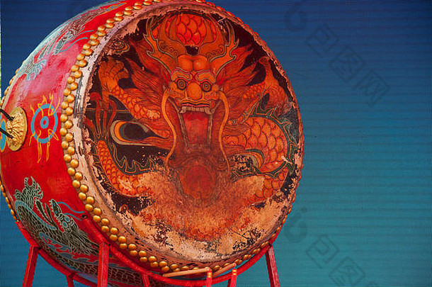 鼓，上面画着一条龙，背景是蓝色像素。