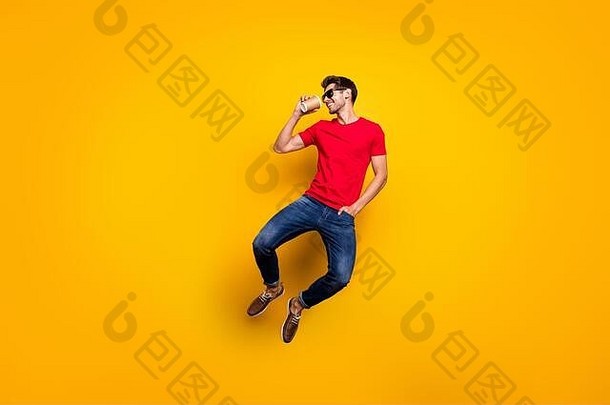 完整的长度照片快乐的有魅力的的家伙跳喝表示杯享受免费的春天时间穿红色的t恤运动鞋孤立的黄色的颜色