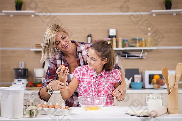 <strong>妈妈</strong>。女儿烹饪首页有趣的孩子学习烹饪