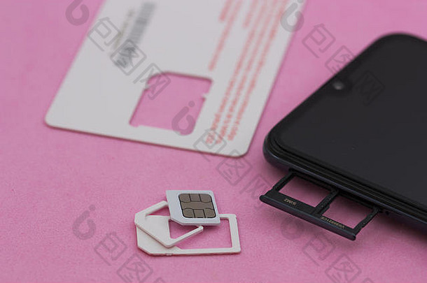 <strong>智能</strong>手机旁边的sim卡连接到移动电话网络，粉红色表面