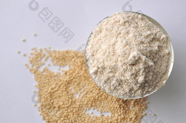 苋菜籽-用于烘焙和烹饪的替代无麸质谷物面粉。白色的隔离带。前视图