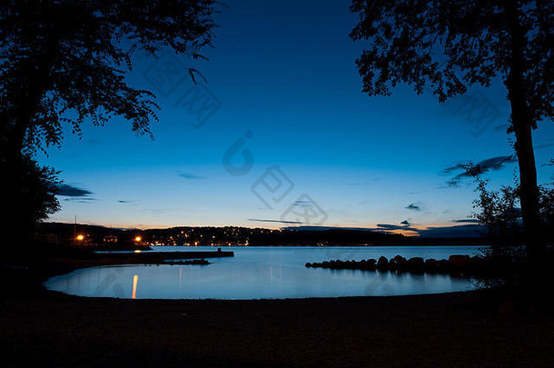 在蓝色时刻，从克罗地亚Krk岛Soline附近的海滩上观看克罗地亚海岸线的夜景