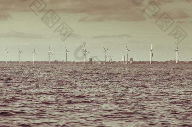 丹麦附近波罗的海沿岸用于可再生可持续和替代能源生产的垂直轴风力发电厂。生态动力，