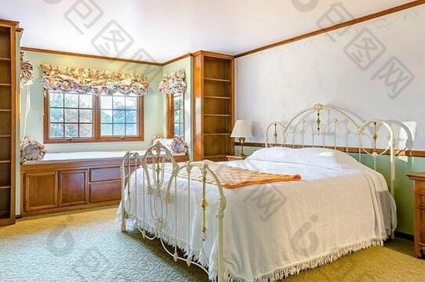 加州豪华住宅的全景框架金光卧室，米色地毯