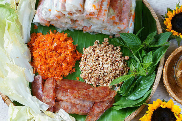 越南食物bia街食物零食美味的胆固醇免费的使干小虾蔬菜香肠花生大米佩普