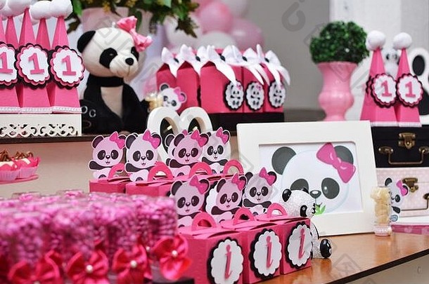 女孩生日聚会，派对装饰细节熊猫主题美妙的糖果纸杯蛋糕蛋糕盒子设计一年生日可爱的女孩聚会，派对decoratio