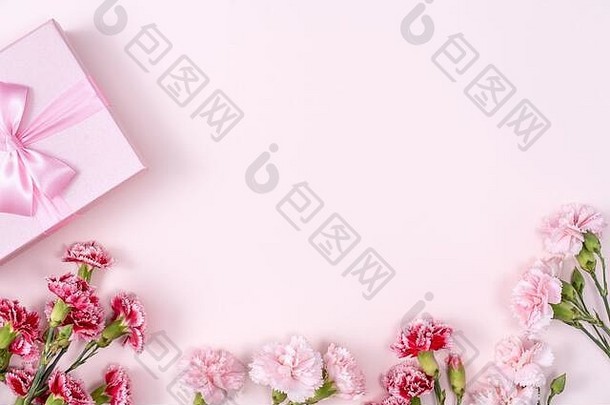 母亲的一天<strong>情人节</strong>一天背景设计概念美丽的粉红色的红色的康乃馨花花束粉红色的表格前视图平躺复制空间