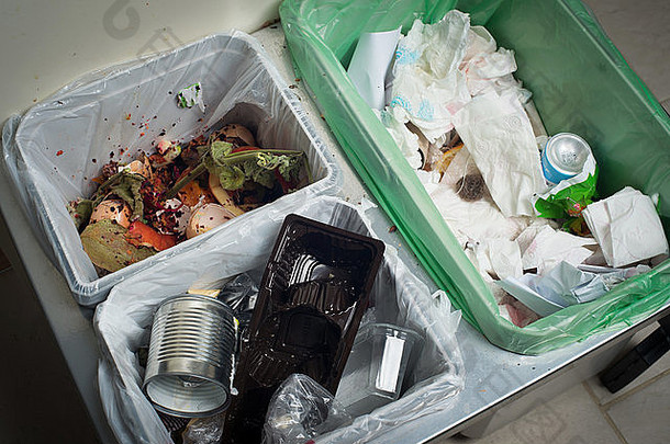 抽屉中的生活垃圾分类和回收厨房垃圾箱。环境责任行为理念、生态理念。