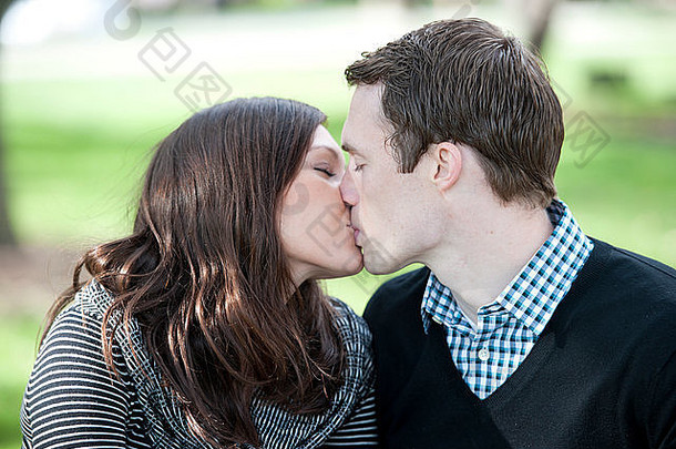 浪漫的夫妇接吻阳光明媚的一天<strong>公园</strong>