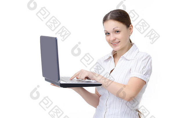 这位年轻的女商人展示了一台打开的笔记本电脑。隔离在白色背景上。