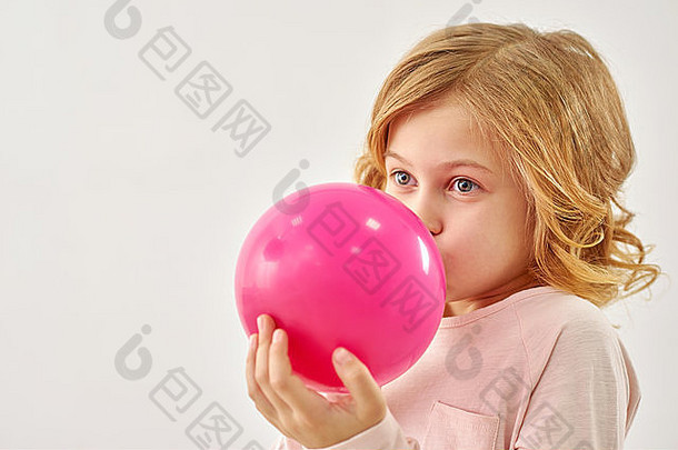 女孩膨胀粉红色的气球