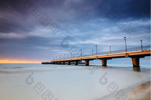 科洛布热格的混凝土桥墩，日落时的长曝光镜头