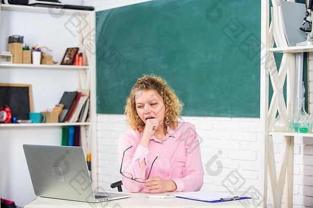 远程教育的概念。在线教育。自由职业者工作。现代技术。女孩在教室里在线学习。女教师。<strong>教师节</strong>。这是一堂计算机课。电子学习。学生们拿着笔记本电脑。
