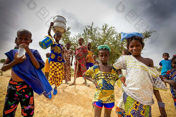 非洲孩子们走农村马里