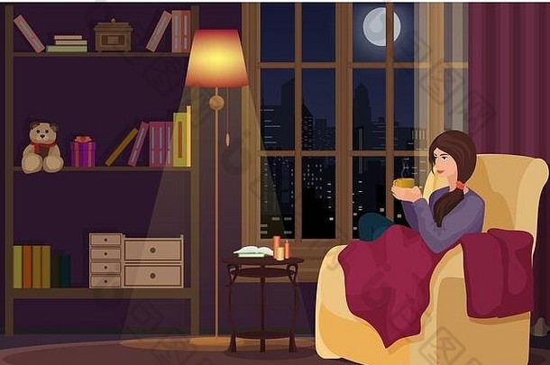 年轻女子坐在家里柔软的沙发上，在客厅里放松，喝咖啡或茶。女孩在夜间室内休息