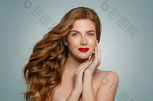 时尚的有吸引力的年轻的红色头发的人女人相机蓝色的背景