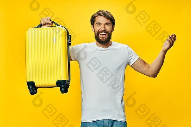 带着黄色手提箱的快乐男人周游世界
