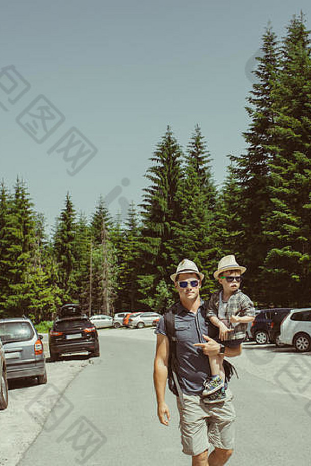 保加利亚山区停车场上的父亲和小儿子