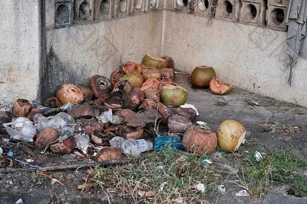 Takeo柬埔寨市场区第三世界购物区偏僻处外景垃圾桶
