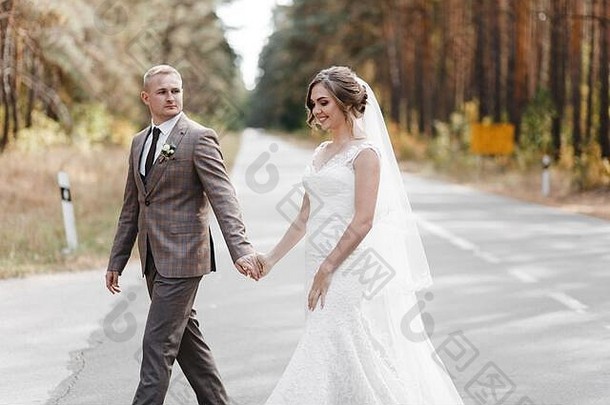 新婚夫妇在松林中上路。<strong>新娘新郎</strong>画像