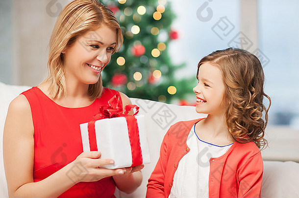 带礼品盒的快乐妈妈和小女孩