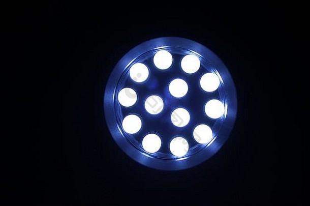 LED手电筒点亮的正面视图