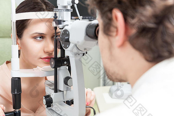 漂亮的女人考试狭缝灯眼科医生<strong>眼睛</strong>诊所角膜视网膜考试诊断高技术概念<strong>眼睛</strong>