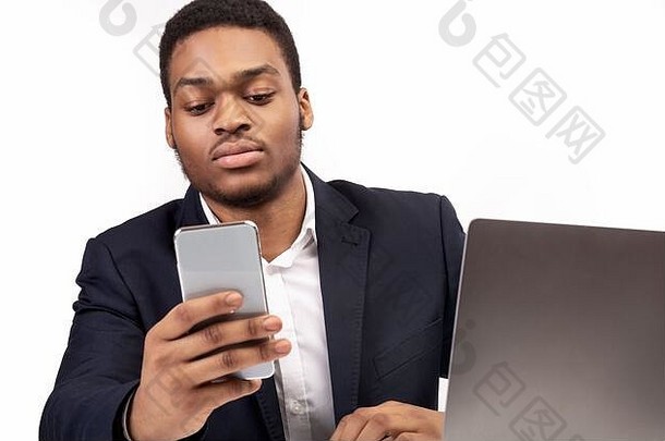 非洲裔经理在工作中使用手机