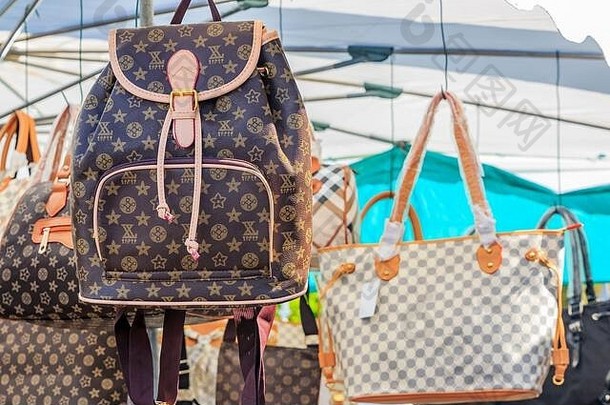 假的高端时尚品牌著名的设计师钱包背包显示出售当地的户外跳蚤市场文蒂米利亚意大利